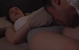 3 ngày người chồng đi bàn việc làm ăn, bà xã ở nhà nữa đêm bị bố gã chồng mò vào phòng