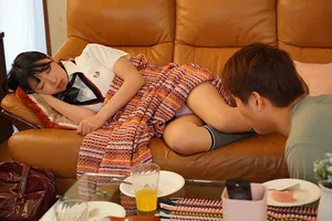 Chàng trai trộm nhìn quần lót em ghệ con ghệ đang ngủ thì bị phát hiện